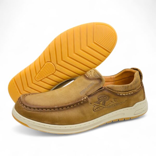 Men's Casual Slip-On Shoes with Contrast Sole - Style and Comfort